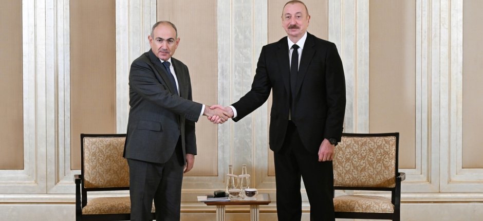İlham Əliyevin Paşinyanla görüşü başladı