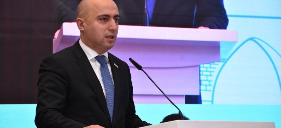 Məktəblərdə rus bölmələri bağlanacaq? - Nazirdən açıqlama