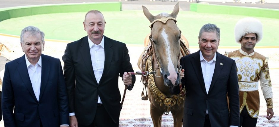 İlham Əliyevə “Axaltəkə” atı hədiyyə edildi