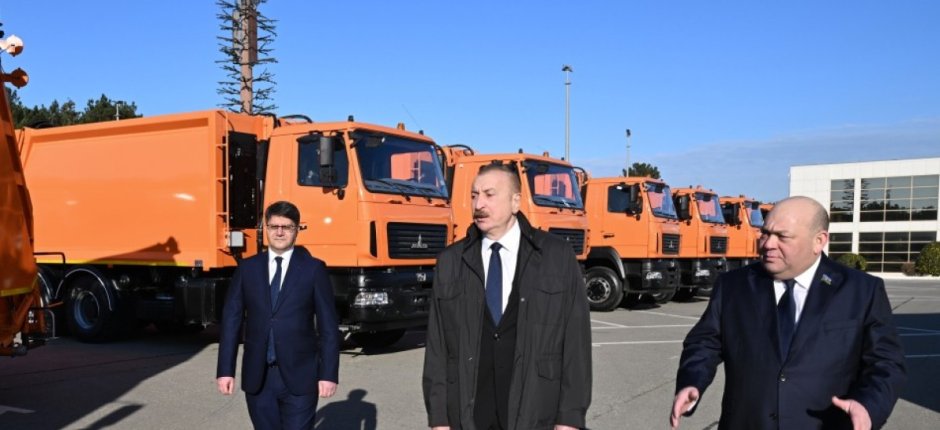 İlham Əliyev Bakıda məişət tullantıları daşıyan texnikalarla tanış oldu