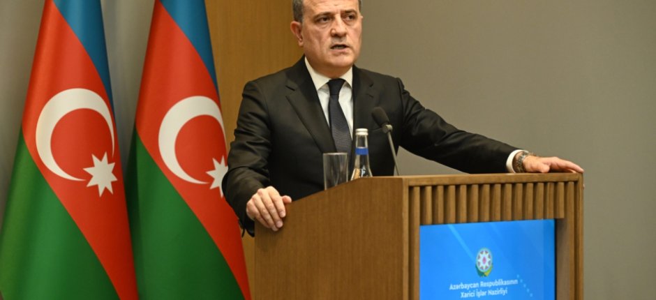 Ceyhun Bayramov Ər-Riyada yola düşdü