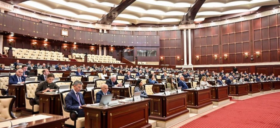 “Qız məni istəmir, elçiliyə siz gedin” - Deputatlar ən qeyri-adi seçici müraciətlərindən danışdılar