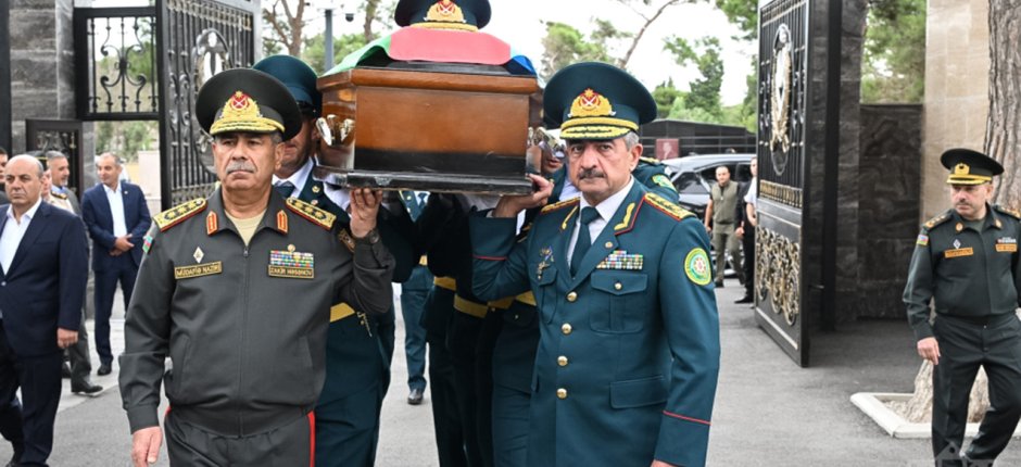 Zakir Həsənovla Elçin Quliyev generalın dəfnində - FOTOLAR