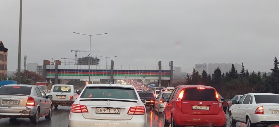 Yağışlı günlər başlayır: Sürücülərə avtomobillərlə bağlı vacib xəbərdarlıq