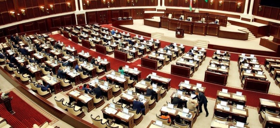 Deputatlar məktəb illərini necə xatırlayır? - "Müəllim məni döyürdü"
