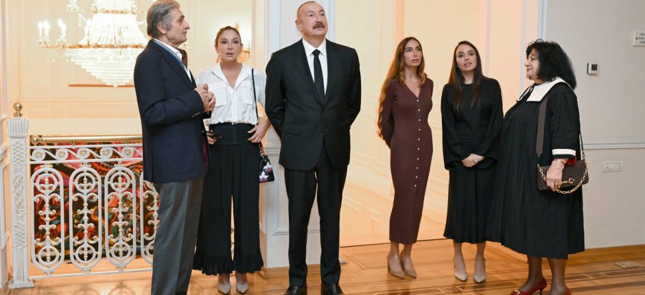 Prezident və ailə üzvləri sərgi ilə tanış oldu - FOTOLAR