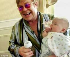 Elton Con oğlunu belə əmizdirir (FOTO)