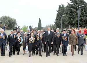 Prezident İlham Əliyev Həzi Aslanovun qəbirüstü abidəsini ziyarət edib