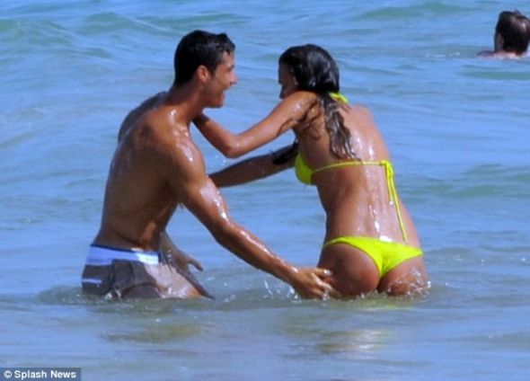 Ronaldo sevgilisinə “təcavüz” edərkən görüntüləndi – FOTOLAR