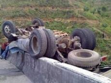 Azərbaycanda dəhşətli yol qəzası: 2 ölü, 18 yaralı