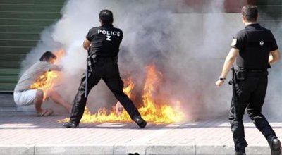 İş adamı özünü yandırdı (FOTO)