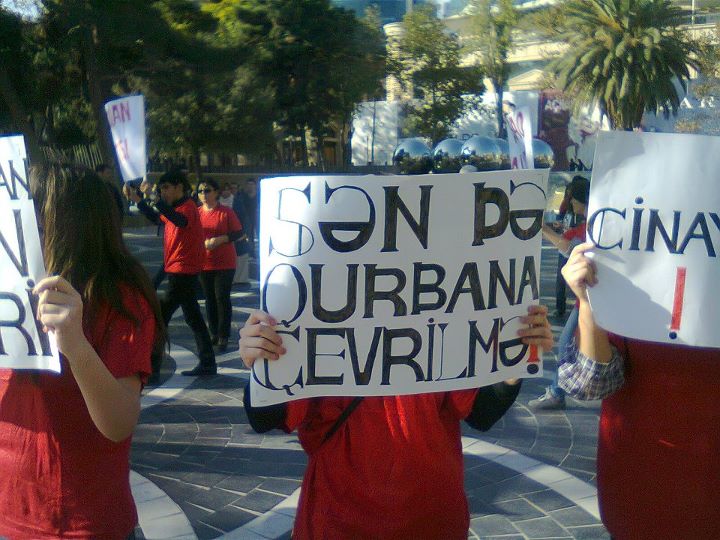 Qırmızı köynəklilər "İnsan alverinə yox" dedi (FOTOLAR)