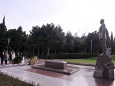 Latviyalı nazir Heydər Əliyevin məzarını ziyarət etdi