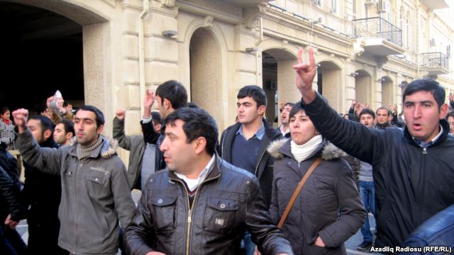 Gənclər «Fəvvarələr meydanı»nda aksiya keçirdi