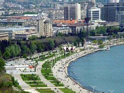 Bakıda 16 yaşlı oğlan özünü saat qülləsindən dənizə atdı