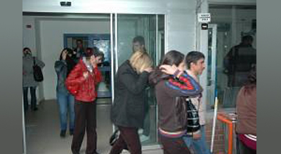 Antaliyada 3 azərbaycanlı qadın bir kişiylə cinsi əlaqəyə girərkən saxlanıldı