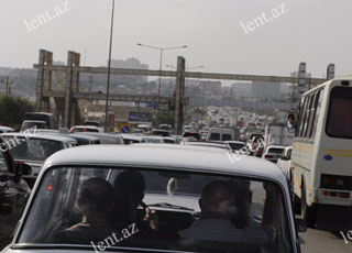 Bakıda dəhşət: gənc qız öldü, yollar bağlandı