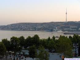 Bulvarda 14 yaşlı oğlan özünü dənizə atdı