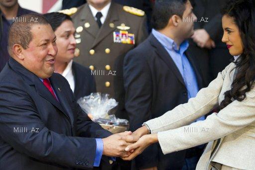 Prezident dünya gözəlinin əlindən öpdü - FOTOLAR