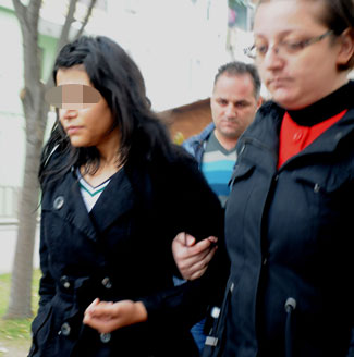 14 yaşlı qız üstünə qışqıran atasını öldürdü - FOTO
