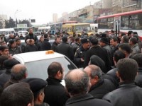 Nəqliyyat Nazirliyinin qarşısında taksi sürücüləri aksiya keçirirlər