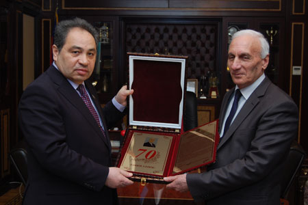“Cahangir müəllimi tələblərə ən yaxın dost, sirdaş, ustad kimi tanıyıram” – TƏBRİK