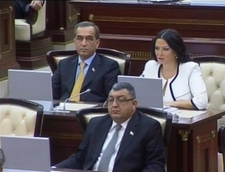 Qənirə Paşayeva ictimai yerlərdə siqaret çəkənlərə qarşı çıxdı