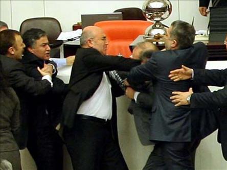 Parlamentdə deputatlar dalaşdılar -FOTO