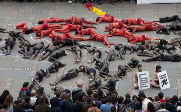 Öküzlərin hüquqlarının qorunması üçün çılpaq aksiya - FOTOLAR