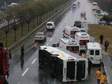 Paytaxtda avtobus aşdı: 8 yaralı