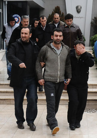 16 yaşlı qızı aldadaraq 5 kişiyə satdı - FOTO