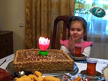 4 yaşlı azərbaycanlı qızın ilk ad günü - VİDEO