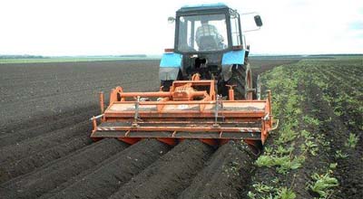 Ağdamda traktor minaya düşdü