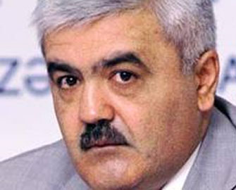 Rövnəq Abdullayev deputatlara şokolad payladı