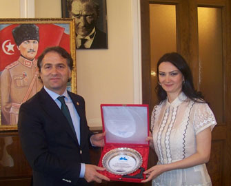 Qənirə Paşayeva təltif edildi