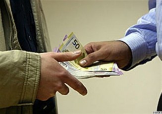 Rüşvət alan və rüşvət verən şəxslər iş başında yaxalandı