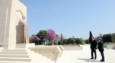 Prezident general-mayor Həzi Aslanovun abidəsini ziyarət edib
