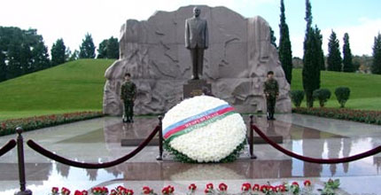 Prezident İlham Əliyev Heydər Əliyevin məzarını ziyarət etdi