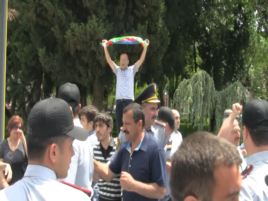 İctimai Palata Bakının mərkəzində aksiya keçirdi, 18 nəfər saxlanıldı - VİDEO