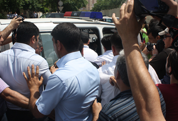 Müxalifət İTV-nin qarşısında aksiya keçirdi – FOTOLAR