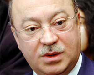Nazir sökülən evlərdən danışdı