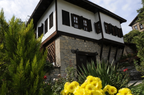 Lalə Şövkət özünə bağ evi tikdi