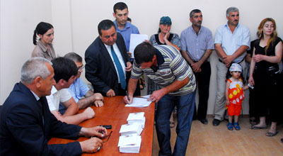 Bakıda yanan binanın sakinlərinə yardım edildi