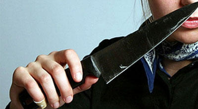 Qadın üç nəfəri bıçaqladı