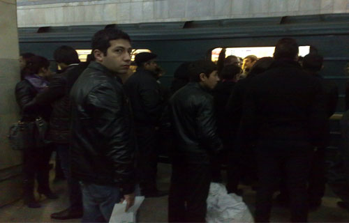 Bakı metrosunda qapının açıb-bağlanmasına mane olanlar 50 manat cərimələnəcək