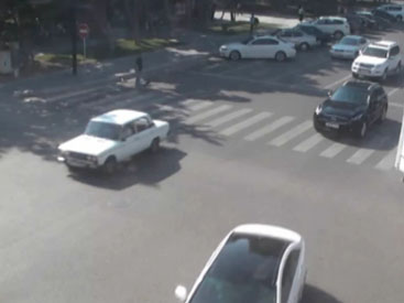 Bakıda avtobuslar insanların həyatını belə təhlükəyə atdılar - VİDEO