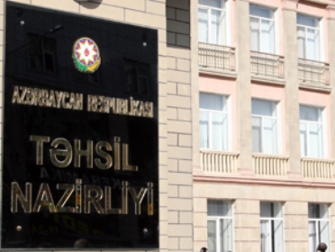 Prokurorluq Təhsil Nazirliyində qapını möhürlədi