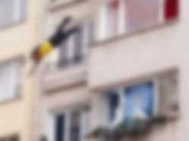 Bakıda 73 yaşlı kişi özünü yeddinci mərtəbədən atdı