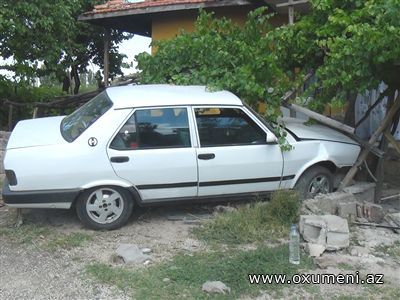 Bakıda avtomobil evə girdi