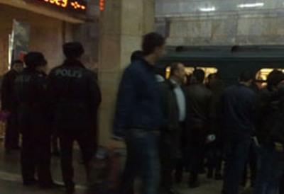 Azərbaycanda şok! Qadın özünü metroda doğradı - VİDEO (18+)